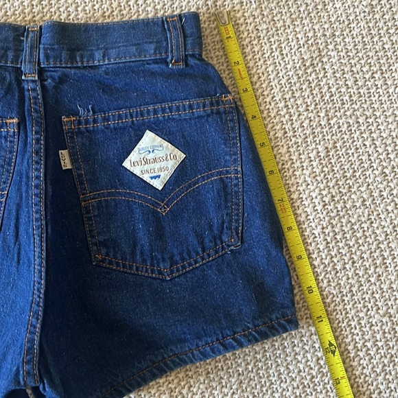 VINTAGE LEVI BACK PATCH SHORTS - Picture 3 of 5